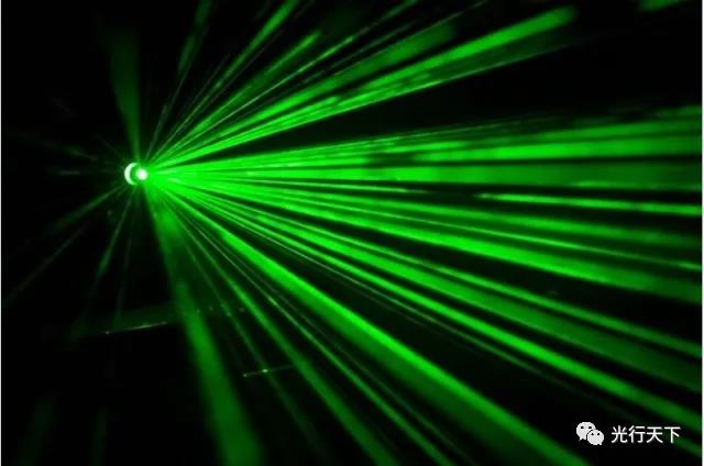 物理学家使激光束在真空中可见